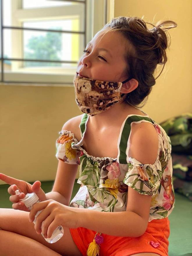 Ở trong khu cách ly, hai con của Hồng Nhung rất có ý thức giữ gìn vệ sinh. Các bé thường đeo khẩu trang và dùng dung dịch rửa tay.