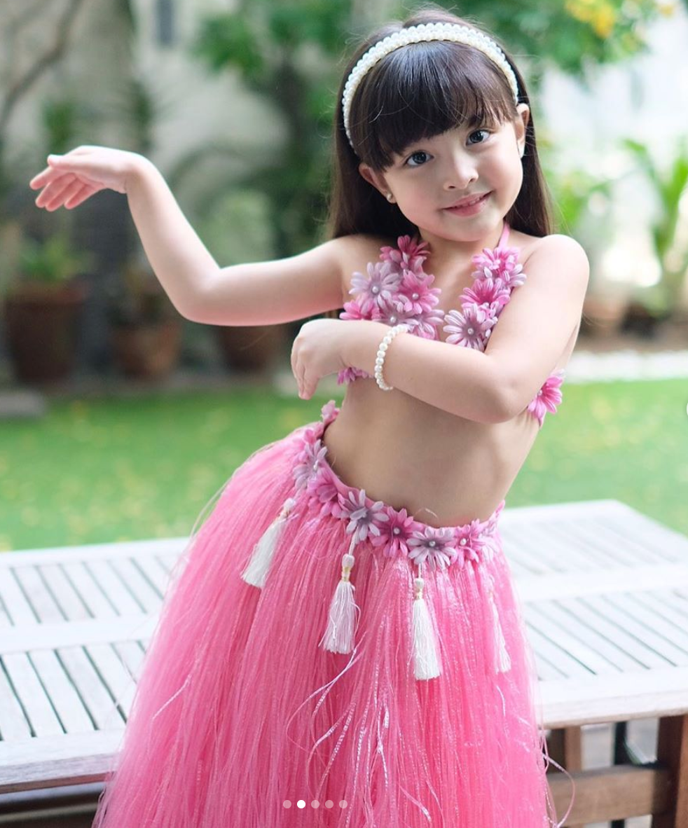 Bé gái cũng thừa hưởng nét đẹp của bố mẹ, từ nhỏ đã bộc lộ ngoại hình, tố chất ngôi sao.