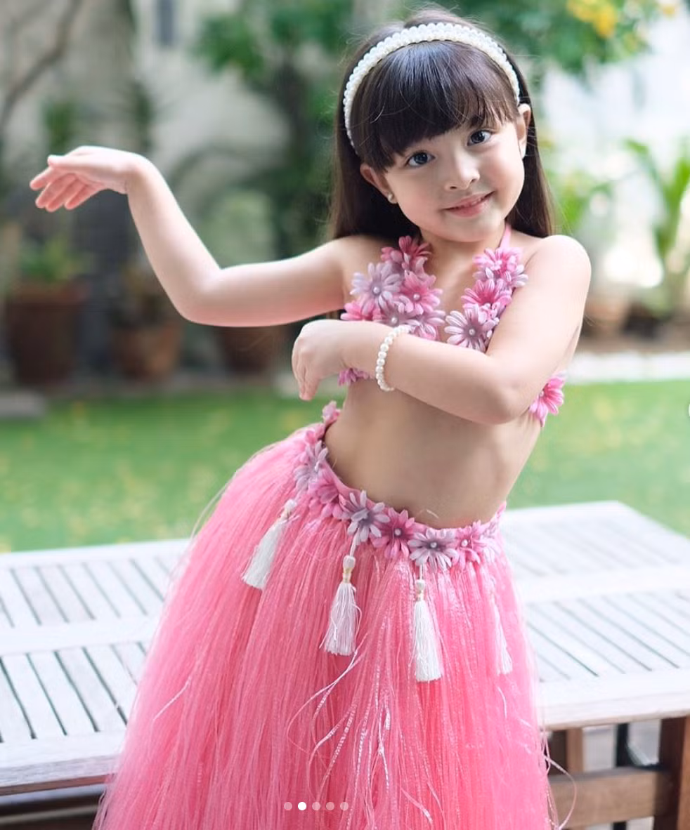 Bé gái cũng thừa hưởng nét đẹp của bố mẹ, từ nhỏ đã bộc lộ ngoại hình, tố chất ngôi sao.