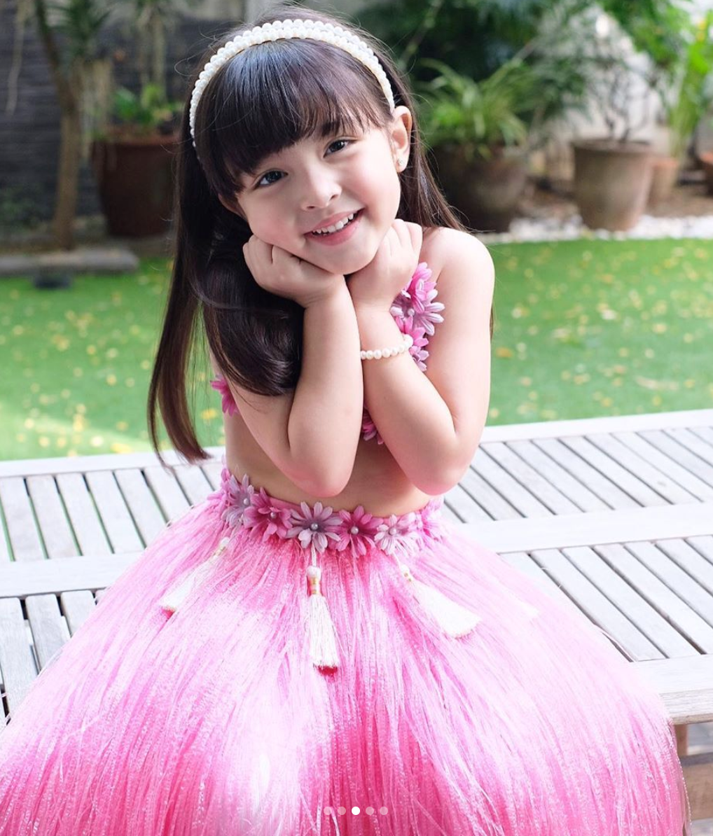 Lên 5 tuổi, Zia đã trở thành sao nhí nổi tiếng của Philippines. Con gái rượu của mỹ nhân đẹp nhất Philippines liên tục được khen là có vẻ ngoài lanh lợi, đáng yêu.