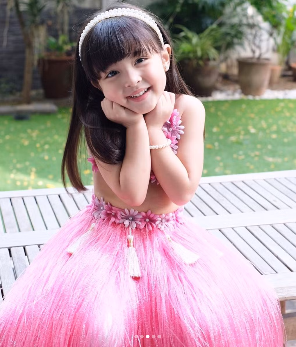 Lên 5 tuổi, Zia đã trở thành sao nhí nổi tiếng của Philippines. Con gái rượu của mỹ nhân đẹp nhất Philippines liên tục được khen là có vẻ ngoài lanh lợi, đáng yêu.