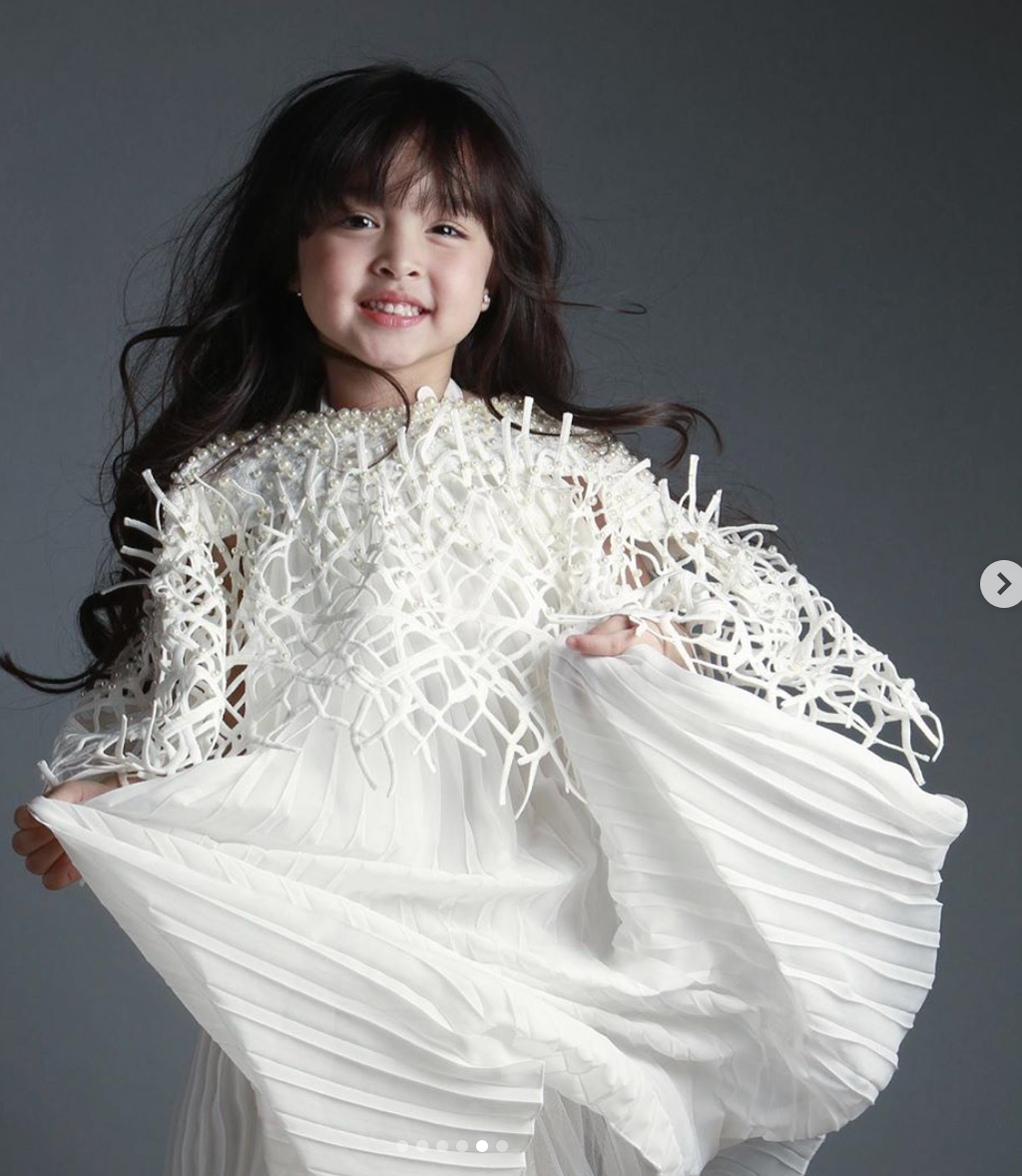 Thậm chí, khán giả trong nước nhận định Zia sẽ nối gót mẹ, trở thành mỹ nhân, diễn viên được săn đón hàng đầu ở đất nước vạn đảo.