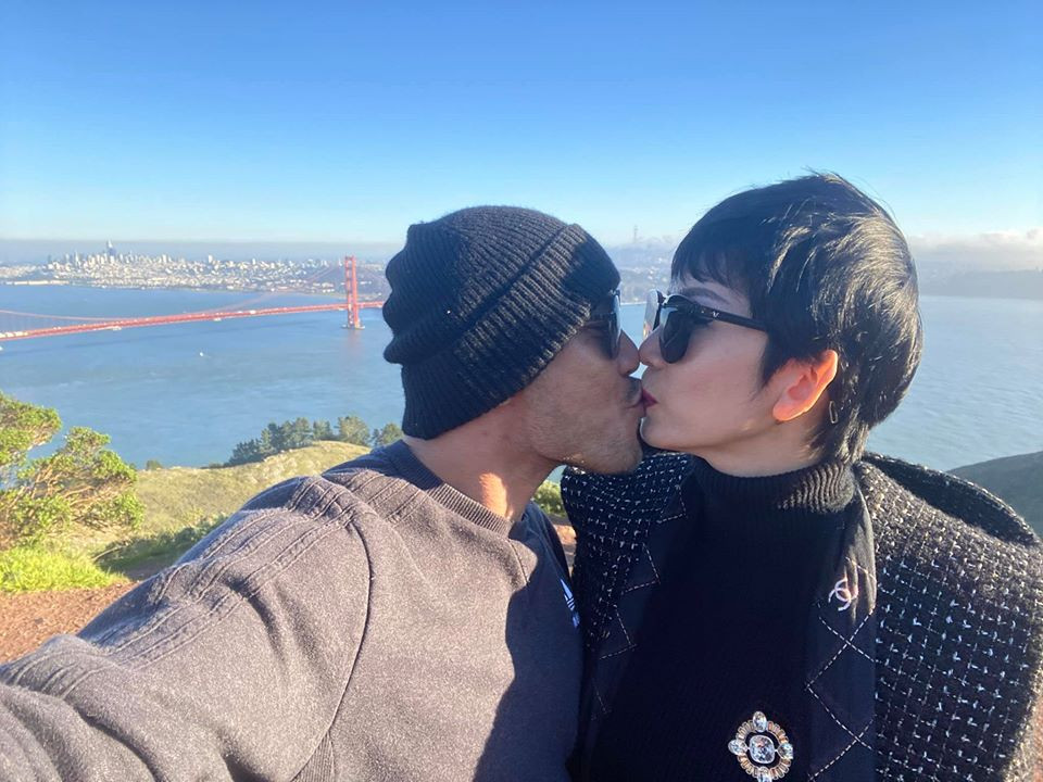 Và dành cho nhau những cái hôn nồng cháy.