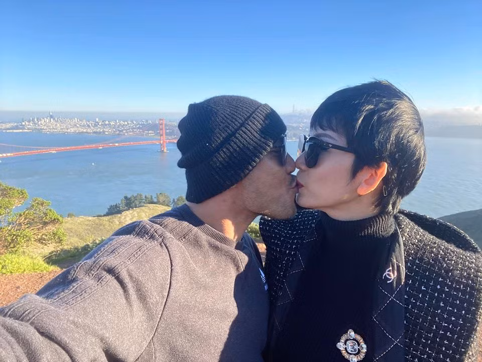 Và dành cho nhau những cái hôn nồng cháy.