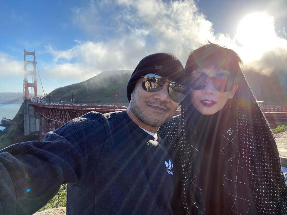 Cặp đôi không ngại thể hiện tình cảm dành cho nhau như nắm tay, tựa vai nhau.