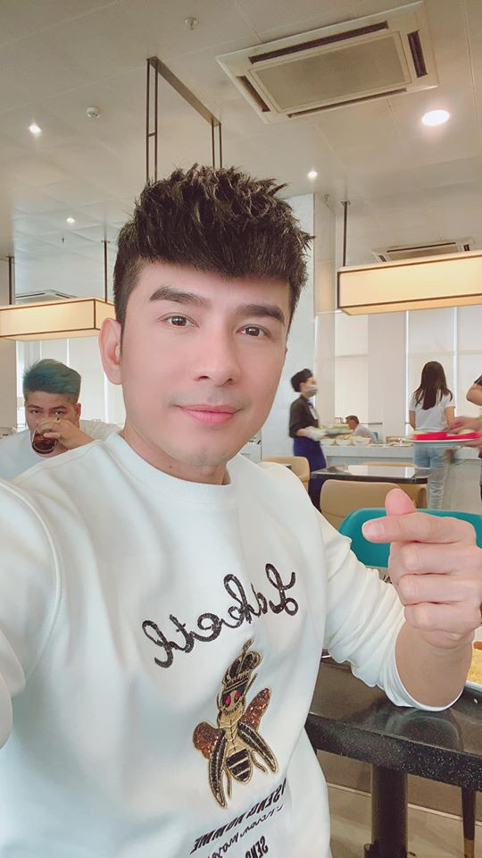 Trên trang cá nhân, nam ca sĩ vừa chia sẻ: "Vì đại dịch Corona nên tất cả 9 show diễn tiếp theo của mình phải bị huỷ hết. Dự định là sẽ được nghỉ xả hơi cả tháng luôn nha".