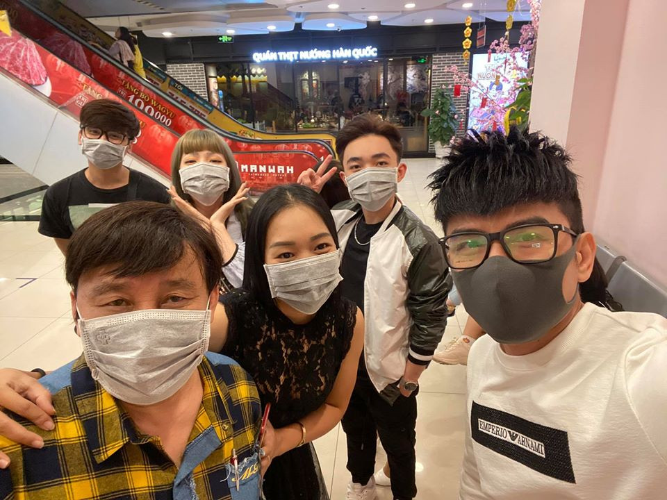 Trước đó, ca sĩ Đan Trường khoe ảnh đeo khẩu trang kín mít cùng ê-kíp đi xem phim.