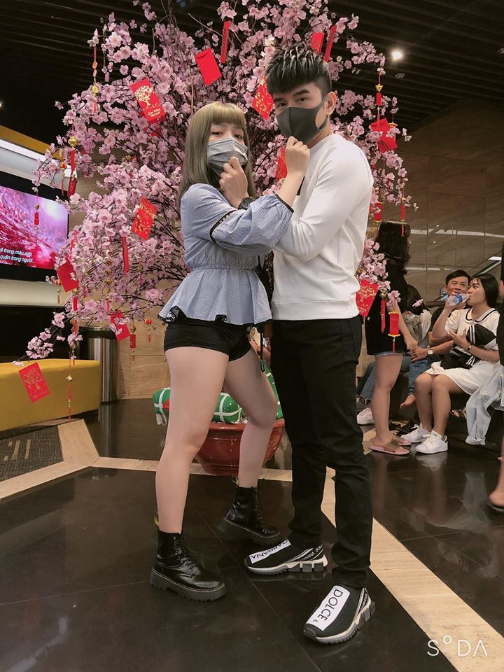 Nam ca sĩ chia sẻ: "Vì lý do dịch Corona cả nhà ra đường chơi nhớ đeo khẩu trang để bảo vệ sức khoẻ nhé".