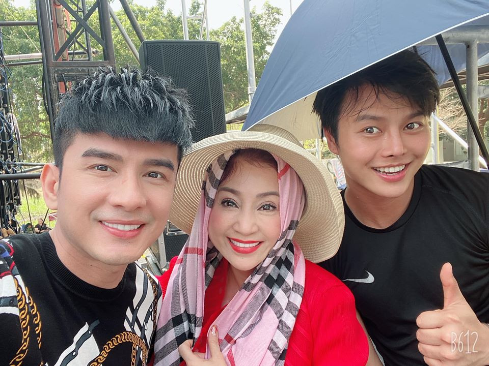 Trước tình hình diễn biến phức tạp của dịch bệnh, không chỉ Đan Trường, nhiều sao Việt cũng lên tiếng khuyên khán giả bảo vệ sức khỏe. Nghệ sĩ Hồng Vân còn tạm đóng cửa 2 sân khấu kịch vì lo sợ dịch bệnh.