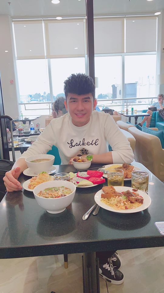 Nam ca sĩ cũng hài hước: "Nhắc nhẹ với mấy bạn nhân viên của mình là tiêu xài bớt lại nhé vì chỉ còn lương cứng thôi không có tiền phụ diễn nữa nha mấy em".