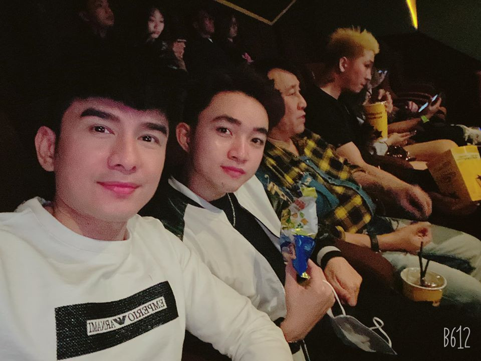 Hình ảnh Đan Trường trong rạp chiếu.