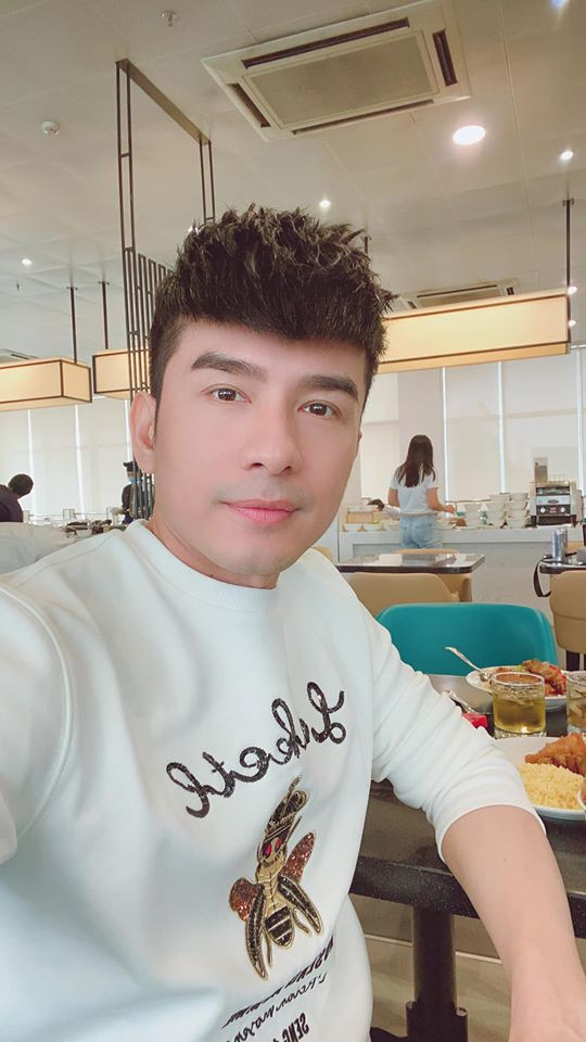 Đan Trường không quên nhắn nhở fan giữ gìn sức khỏe: "Vì sức khoẻ cả nhà hãy thật cẩn thận nhé! Hy vọng sớm có vacxin diệt virus Corona này, để chúng ta sớm trở lại cuộc sống sinh hoạt bình thường".