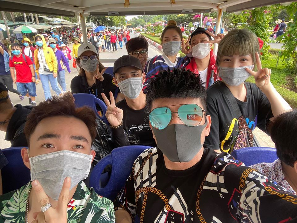 Nam ca sĩ khá cẩn trọng đeo khẩu trang khi xuất hiện chốn đông người.