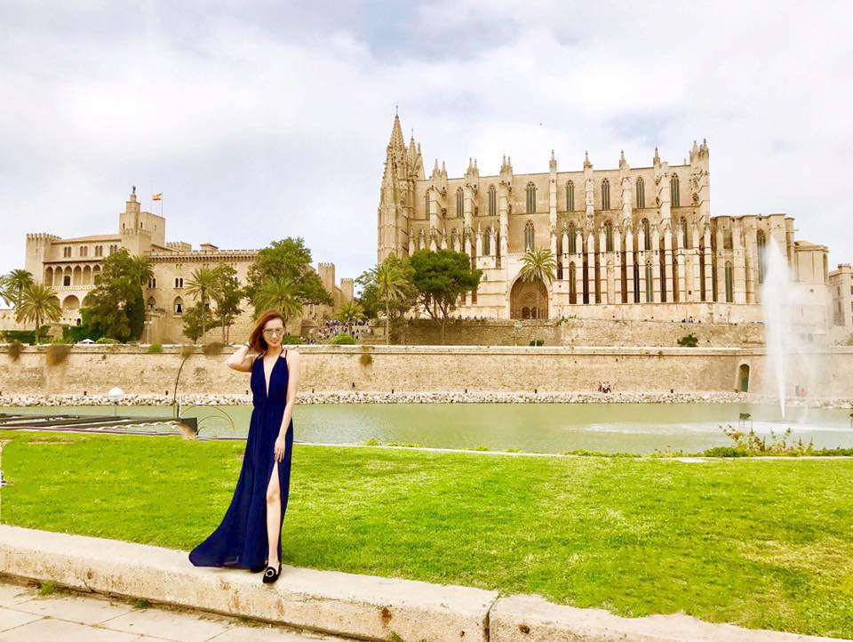 Lã Thanh Huyền sở hữu nhan sắc xinh đẹp, vóc dáng gợi cảm. Cô ghi điểm với phong cách hiện đại, gợi cảm, trẻ trung.