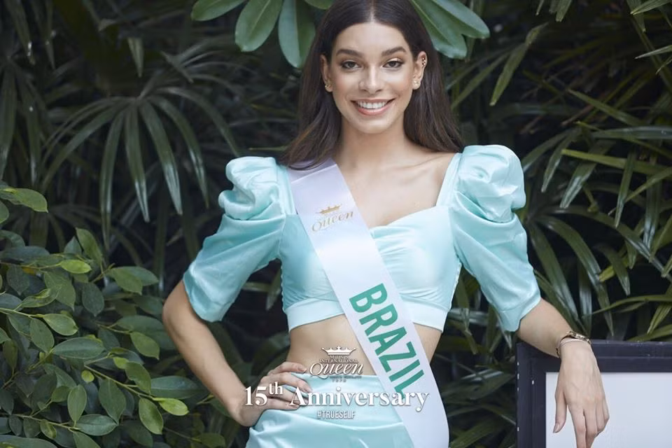 Bên cạnh đại diện Việt Nam là Bùi Đình Hoài Sa, cư dân mạng còn quan tâm đến một nhan sắc khác. Theo đó, mỹ nhân chuyển giới Brazil khiến khán giả Việt phải chú ý vì sở hữu gương mặt giống "nữ hoàng giải trí" Hồ Ngọc Hà.