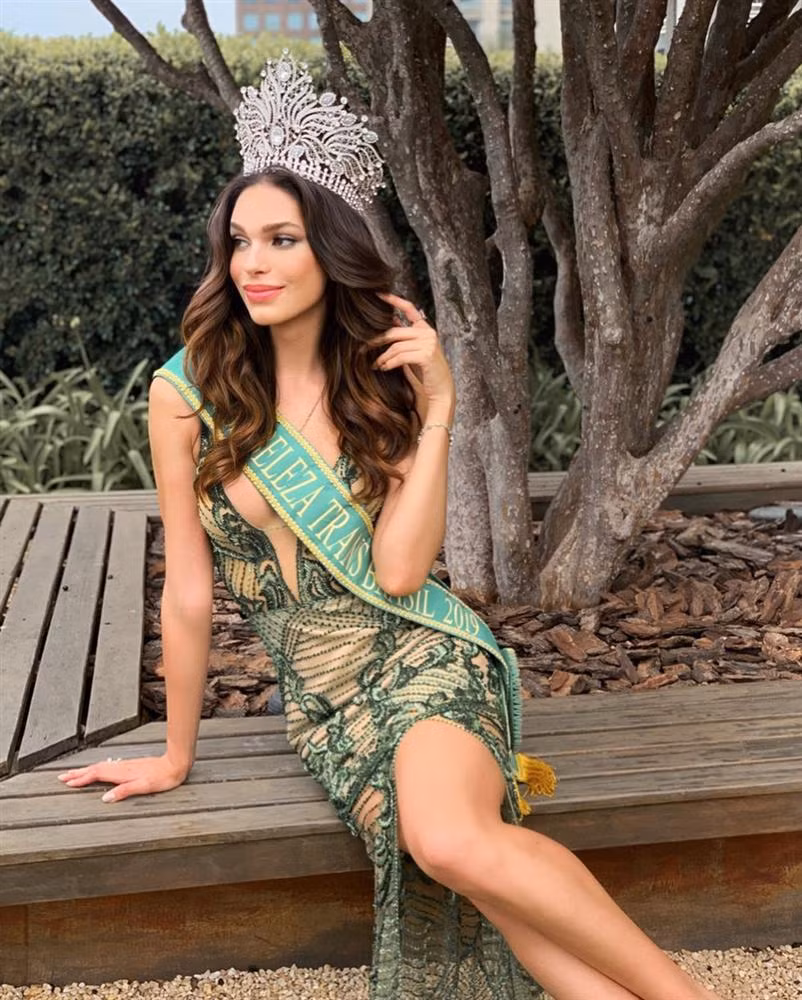 Được biết thí sinh Brazil tại Hoa hậu Chuyển giới Quốc tế 2020 có tên Aɾiellα Mσuɾα, năm nay 24 tuổi và là một người mẫu chuyển giới tại quê nhà. Cô sở hữu nhan sắc và chiều cao ấn tượng, hình thể gợi cảm, được dự đoán làm nên chuyện tại mùa giải năm nay.