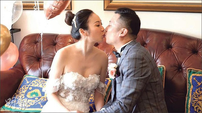 Do nhà trai ở Đài Loan không tới Hong Kong dự lễ vì lo ngại dịch bệnh, còn mẹ nữ diễn viên đang bị kẹt ở nước ngoài chưa thể trở về nước, Trang Tư Mẫn và hôn phu phải livestream lễ cưới trên mạng xã hội để gia đình cũng như bạn bè chứng kiến giây phút trọng đại.