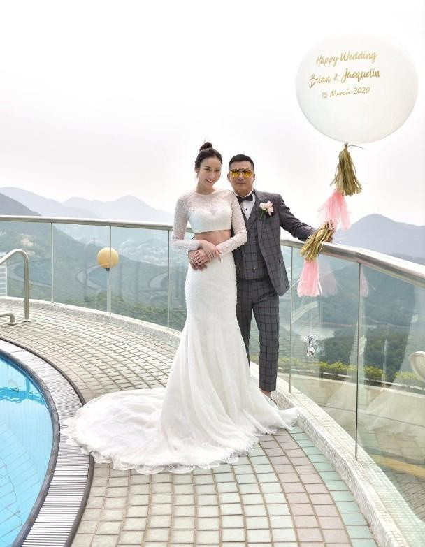 Trang Tư Mẫn năm nay 39 tuổi, là người mẫu, diễn viên kiêm MC của TVB. Cô được biết đến qua các tác phẩm như Hảo tâm tác quái, Đường tâm phong bạo, Trùm Hương Cảng 2, Thần bài Macau 3... Cuối năm 2019, cô được doanh nhân Đài Loan Dương Bỉnh Dật cầu hôn sau chưa đầy một năm hẹn hò.