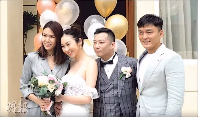 Khách mời hiếm hoi được Trang Tư Mẫn mời đến dự hôn lễ. "Cha mẹ hai bên cảm thấy rất kỳ lạ và hài hước khi xem hôn lễ được cử hành online trên mạng xã hội. Dù không thể có một lễ cưới như mong ước, nhưng tôi vẫn cảm thấy rất hạnh phúc. Sau hôm nay, tôi và chồng sẽ sang Đài Loan thăm ba mẹ anh ấy. Chúng tôi chắc chắn sẽ phải chịu cách ly 14 ngày. Mọi thứ đều không như dự tính ban đầu, nhưng với tôi đều là những kỷ niệm đáng nhớ", nữ nghệ sĩ TVB trả lời On thông qua điện thoại.