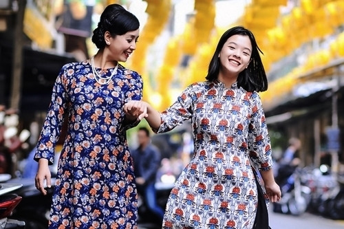 Có mẹ là diễn viên nổi tiếng nhưng từ nhỏ Hồng Khanh đã sớm bộc lộ thiên hướng về âm nhạc từ bố - nhạc sĩ Đỗ Hồng Quân. Cô nàng học nhiều thể loại nhạc cụ như: piano, guitar, ukulele... và thanh nhạc.