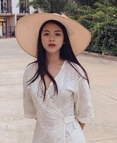 Vừa tròn 16 tuổi, Hồng Khanh cao 1m6, được xem là “bản sao hoàn hảo” của người mẹ diễn viên với đôi mắt to tròn quyến rũ, chiếc mũi thanh thoát, khuôn miệng cười duyên... cùng cốt cách nhẹ nhàng, lịch thiệp của phụ nữ Hà Thành.