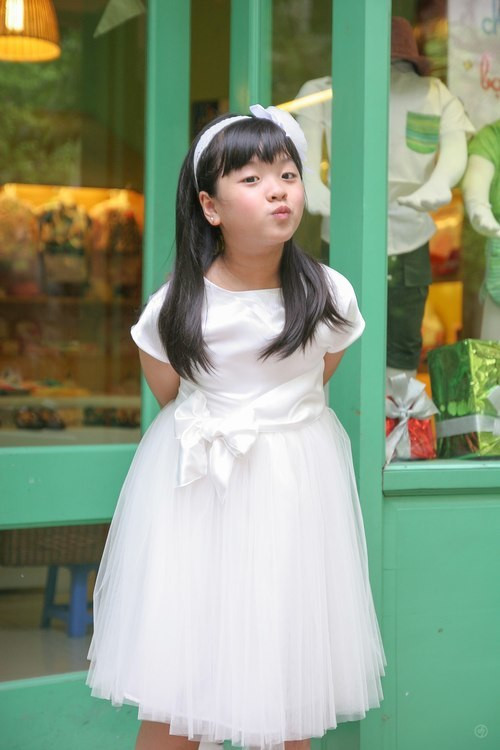 Cô bé lần đầu được mẹ giới thiệu khi tham gia cuộc thi The Voice Kids 2013.