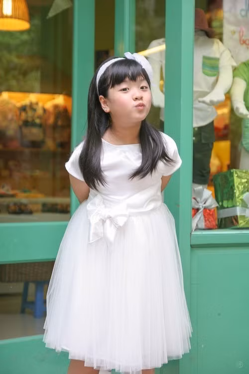 Cô bé lần đầu được mẹ giới thiệu khi tham gia cuộc thi The Voice Kids 2013.