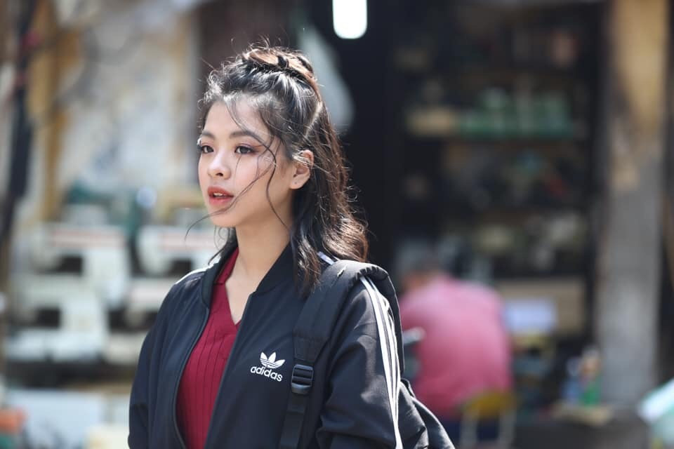 Hồng Khanh bên cạnh đó cũng chăm khoe dáng trong những bộ trang phục gợi cảm. Dù vậy, “tiểu thư” nhà Chiều Xuân luôn tham khảo ý kiến của mẹ và chị gái trước khi chia sẻ những tấm ảnh này, bởi không muốn bị dư luận soi xét, ảnh hưởng đến bản thân và gia đình.