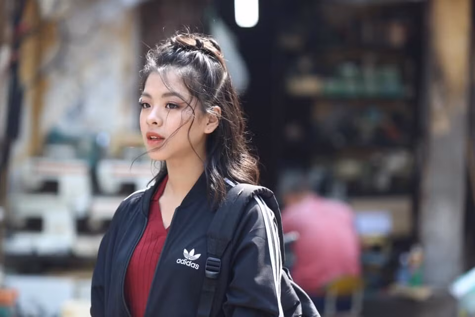 Hồng Khanh bên cạnh đó cũng chăm khoe dáng trong những bộ trang phục gợi cảm. Dù vậy, “tiểu thư” nhà Chiều Xuân luôn tham khảo ý kiến của mẹ và chị gái trước khi chia sẻ những tấm ảnh này, bởi không muốn bị dư luận soi xét, ảnh hưởng đến bản thân và gia đình.