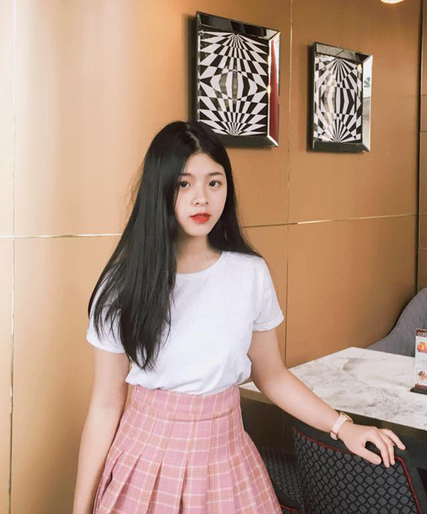 Dễ nhận thấy, cô ưu ái thời trang đơn sắc, hơi hướng vintage cổ điển kết hợp lối trang điểm nhẹ nhàng.