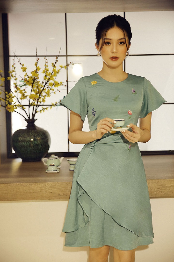 Trong bộ ảnh mới của Hạ Vi, người đẹp trang điểm nhẹ nhàng, chọn các kiểu tóc đơn giản như búi nhẹ hay thả buông.