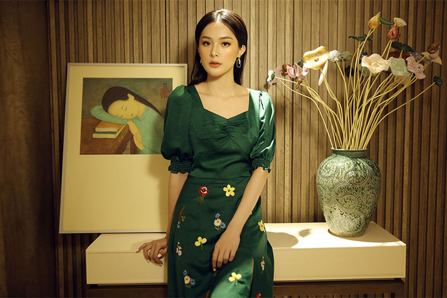 Hạ Vi cũng chọn những bộ váy với chất liệu lụa mềm mại, có họa tiết ít cùng gam màu tươi trẻ, phù hợp với không khí mùa hè.