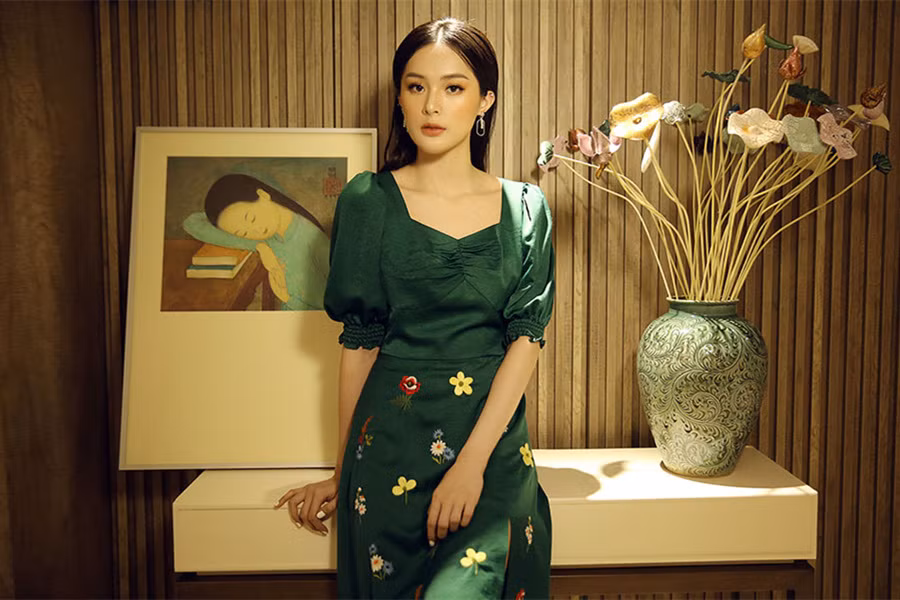 Hạ Vi cũng chọn những bộ váy với chất liệu lụa mềm mại, có họa tiết ít cùng gam màu tươi trẻ, phù hợp với không khí mùa hè.