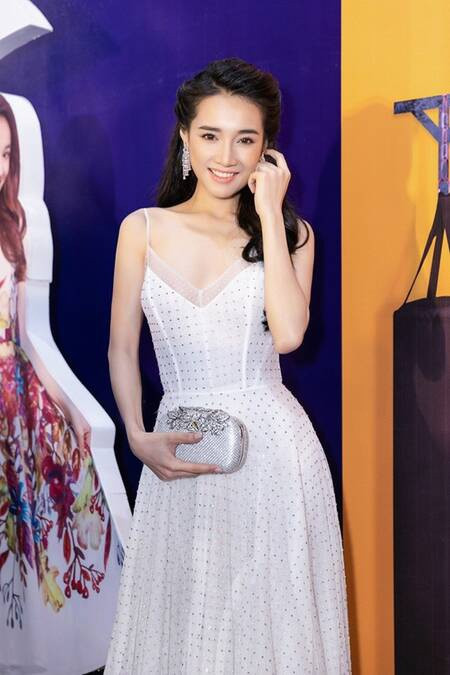 Vì quá ám ảnh với chuyện giảm cân, có những thời điểm Nhã Phương khiến người hâm mộ xôn xao với thân hình gầy gò bất thường. Cô nhiều lần để lộ cánh tay khẳng khiu và đôi chân nhỏ như học sinh tiểu học.