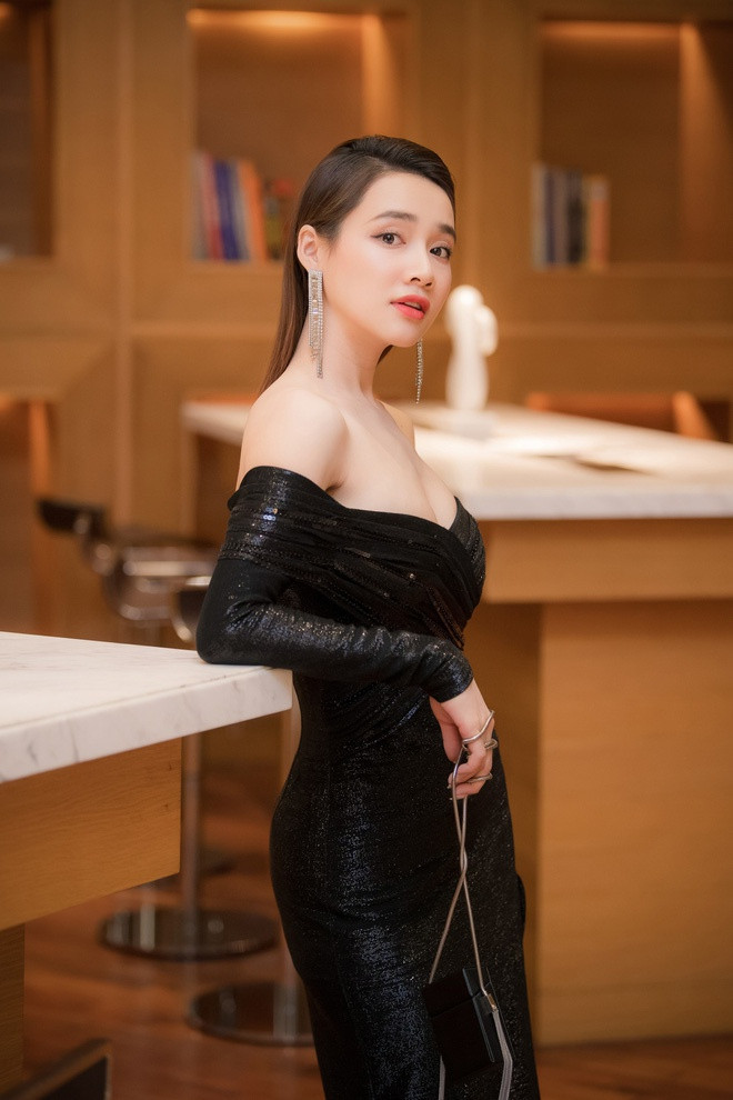 Trước đó, thời điểm vừa sinh con xong, cô cũng được khen đẹp và mặn mà, quyến rũ hơn nhờ tăng khá nhiều cân.