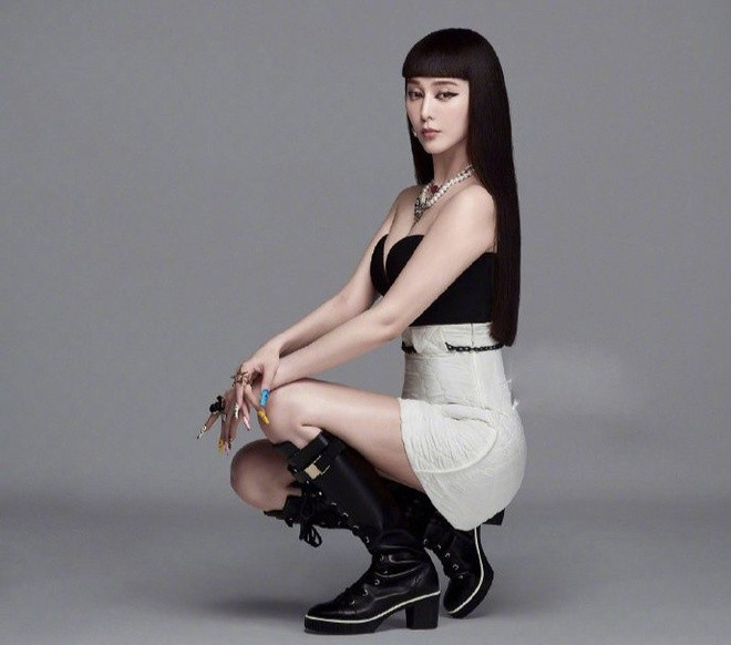 Trong một vài tạo hình, Phạm Băng Băng thể hiện khả năng biểu cảm chuyên nghiệp qua ánh mắt biết diễn. Để giúp bức hình thêm phần đa dạng, nhiều bộ đồ có pha thêm sự nữ tính, yêu kiều dù vẫn giữ nét mạnh mẽ. Ảnh: Madame Figaro.