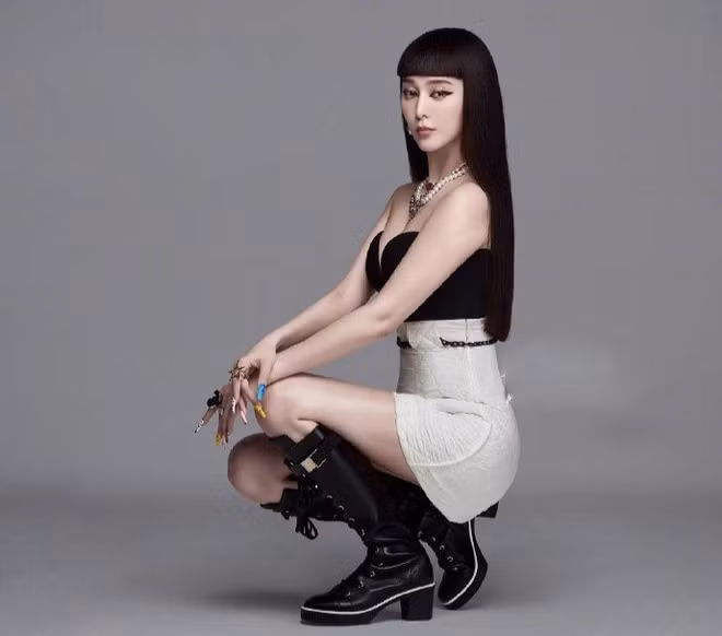 Trong một vài tạo hình, Phạm Băng Băng thể hiện khả năng biểu cảm chuyên nghiệp qua ánh mắt biết diễn. Để giúp bức hình thêm phần đa dạng, nhiều bộ đồ có pha thêm sự nữ tính, yêu kiều dù vẫn giữ nét mạnh mẽ. Ảnh: Madame Figaro.