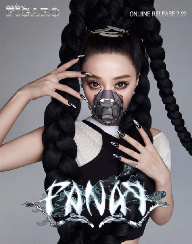 Người đẹp 39 tuổi thể hiện sức quyến rũ kể cả khi đeo mẫu khẩu trang độc đáo.