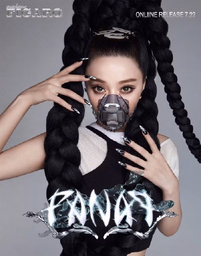 Người đẹp 39 tuổi thể hiện sức quyến rũ kể cả khi đeo mẫu khẩu trang độc đáo.