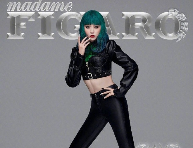 Phạm Băng Băng thường trung thành với mái tóc đen dài. Lần này, cô khiến người hâm mộ ấn tượng khi chứng minh nhan sắc hút hồn với kiểu đầu xanh nổi bật, để mái bằng và làm xoăn sóng. Ảnh: Madame Figaro.