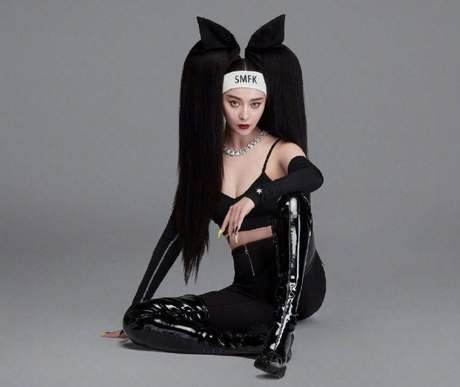 Trang phục có kiểu dáng bó sát, xẻ sâu và cúp ngực được sử dụng nhằm mang đến tạo hình gợi cảm, mạnh mẽ. Ngoài ra, những phụ kiện như dây chuyền sợi xích, băng đô điểm thêm nét năng động, trẻ trung. Ảnh: Madame Figaro.