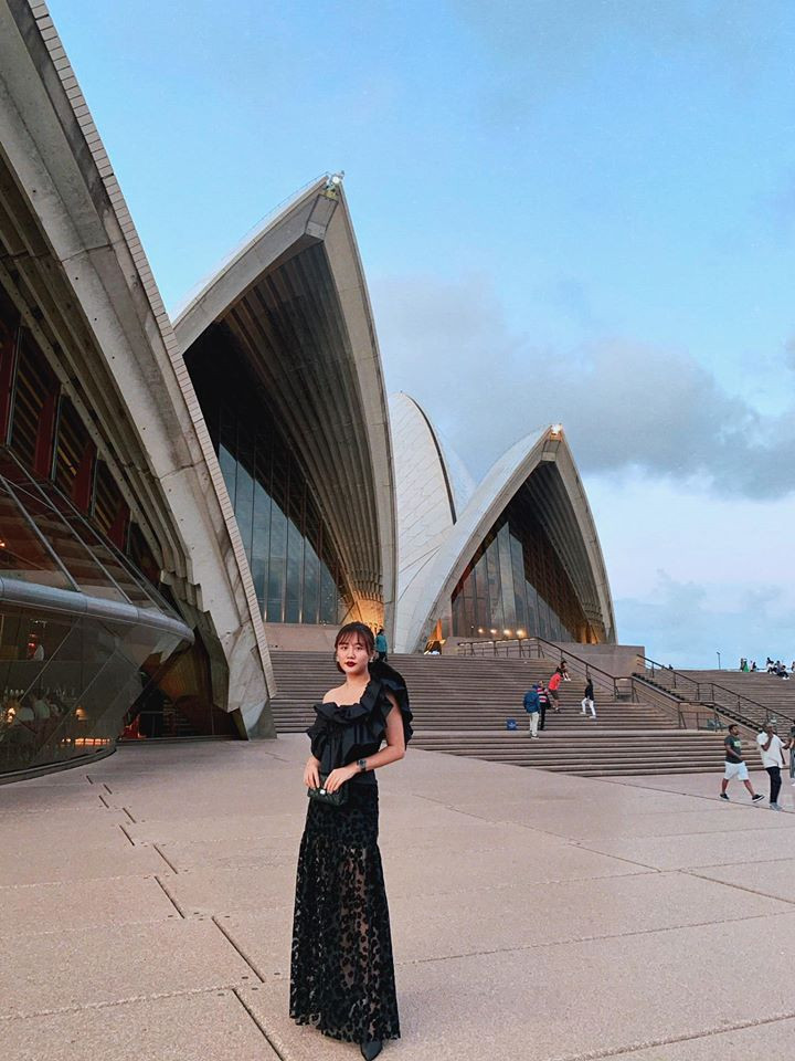 Chia sẻ về bạn trai, Văn Mai Hương từng cho biết: "Người tôi yêu không ở trong showbiz. Chúng tôi quen biết nhau qua bạn bè, lúc đầu tôi chẳng hề biết anh thương mình. Anh cứ tương tác trên Instagram của tôi nhưng tôi nghĩ chắc anh là gay. Bởi anh có ngoại hình thư sinh, đẹp trai, thường mặc áo sơ mi đóng thùng bảnh bao, nhìn thế làm sao mà không nghi ngờ giới tính anh cho được".