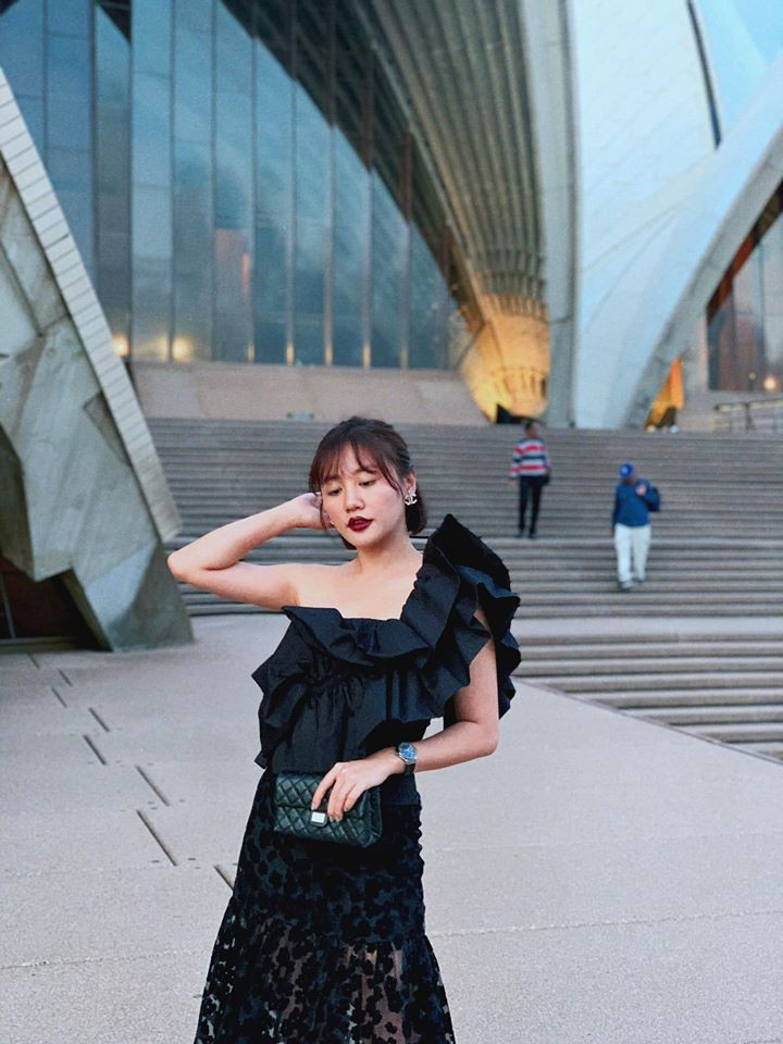 Nữ ca sĩ cũng tiết lộ, bạn trai thường xuyên đi chơi cùng nhóm bạn của cô. Chàng trai bí ấn này mang đến cho nữ ca sĩ cảm giác bình yên, vững chãi.