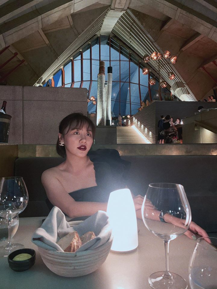 Trong loạt ảnh được hé lộ, nữ ca sĩ cùng bạn trai thưởng thức bữa tối tại một nhà hàng sang trọng gần Nhà hát Opera Sydney.