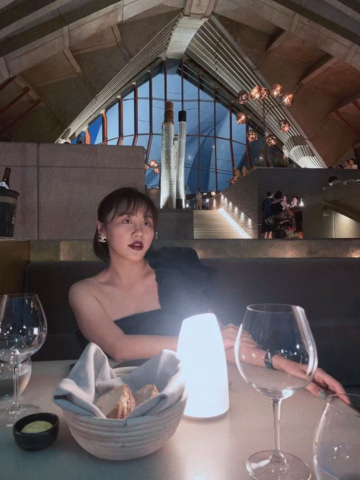 Trong loạt ảnh được hé lộ, nữ ca sĩ cùng bạn trai thưởng thức bữa tối tại một nhà hàng sang trọng gần Nhà hát Opera Sydney.