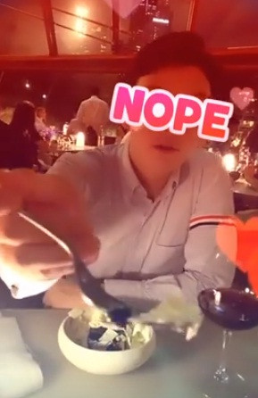 Chia sẻ clip, nữ ca sĩ khéo léo giấu mặt bạn trai. Tuy nhiên, hành động chăm sóc của chàng trai này dành cho Văn Mai Hương khiến nhiều người xuýt xoa.