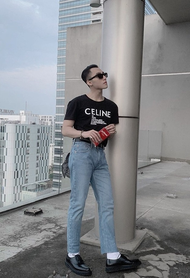 Hai người mặc chiếc áo tương tự nhau, thậm chí cách phối đồ của họ cũng được nhận xét là giống hệt nhau.