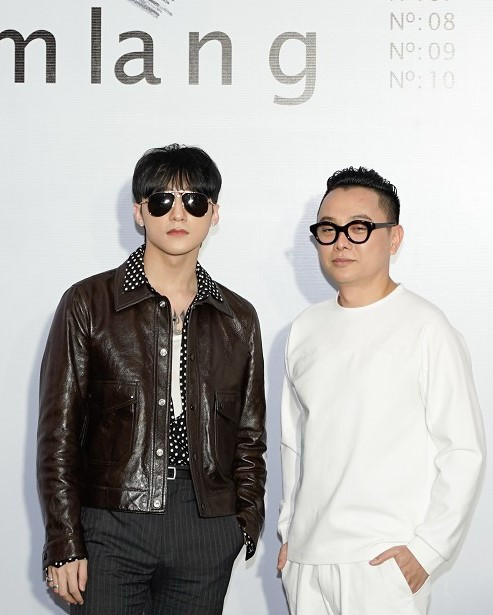 Họ không tương tác nhưng khán giả phát hiện cả hai đeo chiếc nhẫn ánh bạc, dáng tròn khá đơn giản.