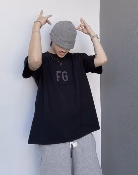 Ngoài ra, cả hai không ít lần đăng bài ẩn ý dành cho đối phương. Cụ thể, khi Thiều Bảo Trâm viết: "Baby, take my hand" (Anh yêu, hãy nắm lấy tay em). Cùng ngày, Sơn Tùng chia sẻ: "Hold my hand" (Hãy nắm tay anh).