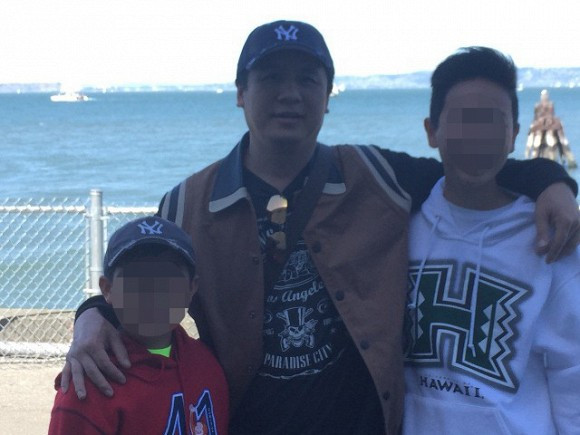 Anh có hai con trai riêng và làm bố đơn thân một thời gian khá dài.